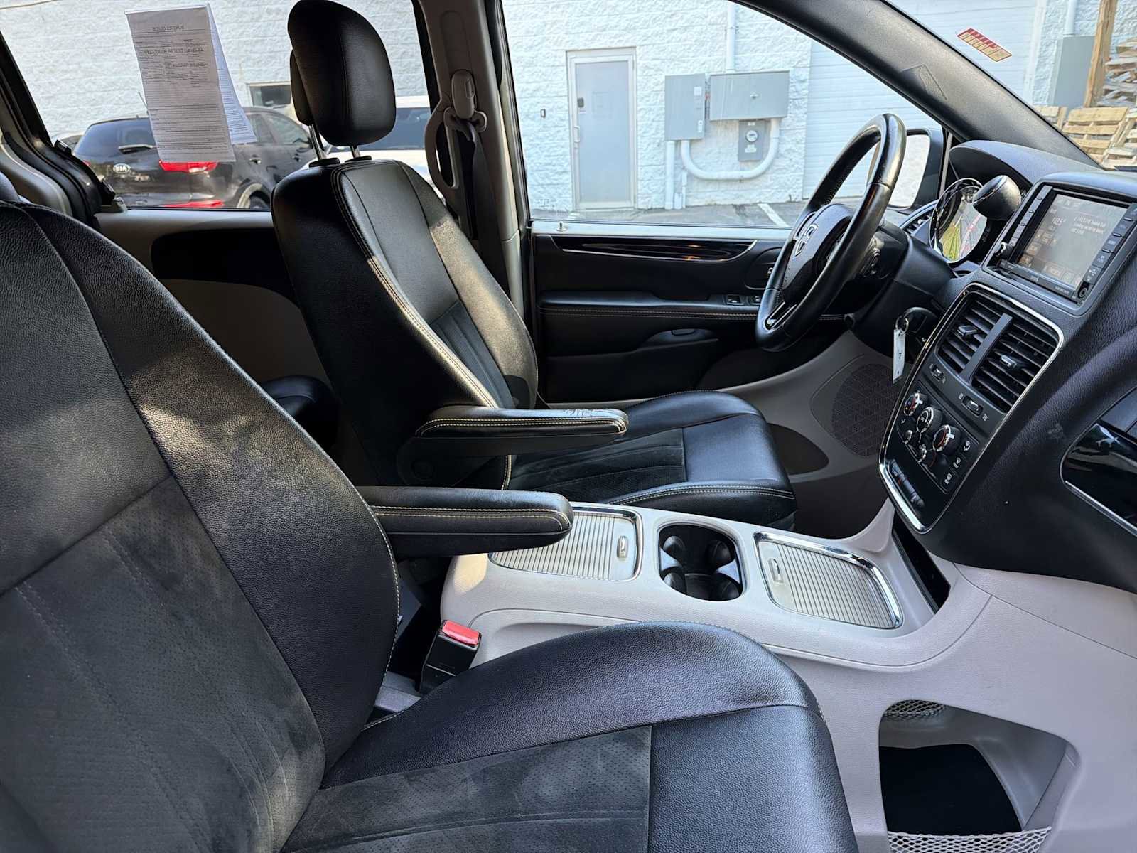 Used 2018 Dodge Grand Caravan SXT FWD image 24