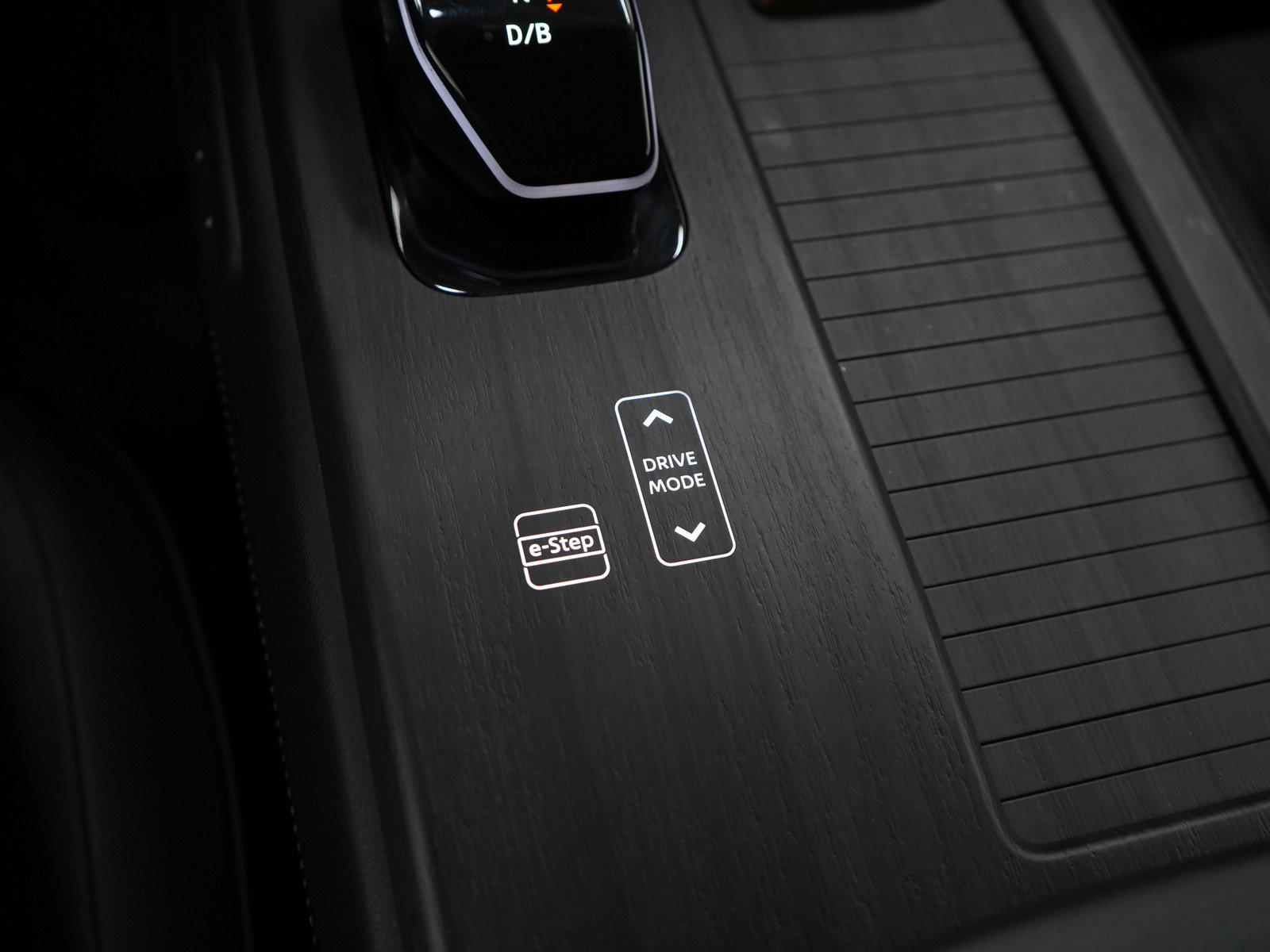 Used 2024 Nissan Ariya AWD image 23