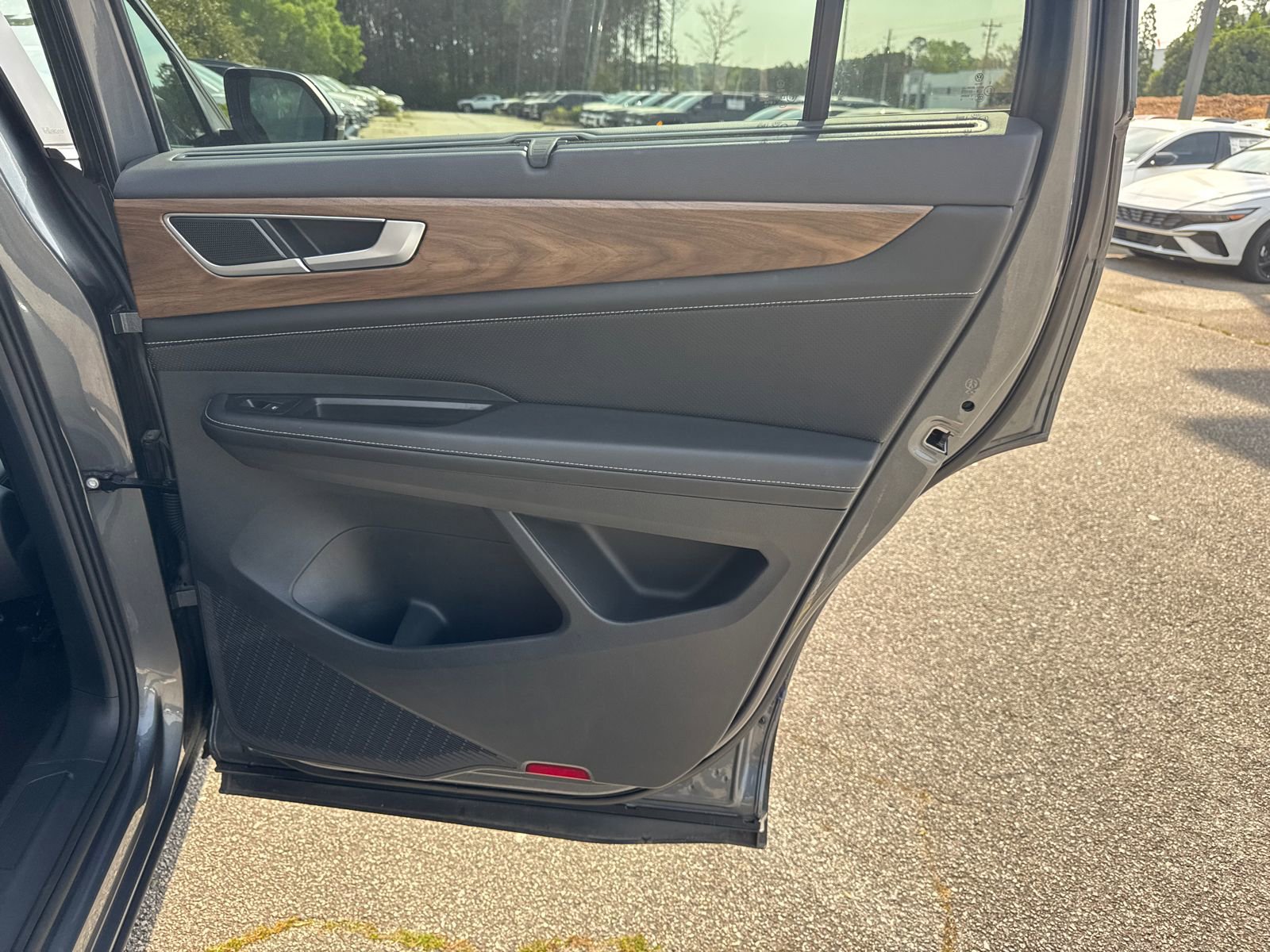 Used 2025 Volkswagen Atlas SE FWD image 16