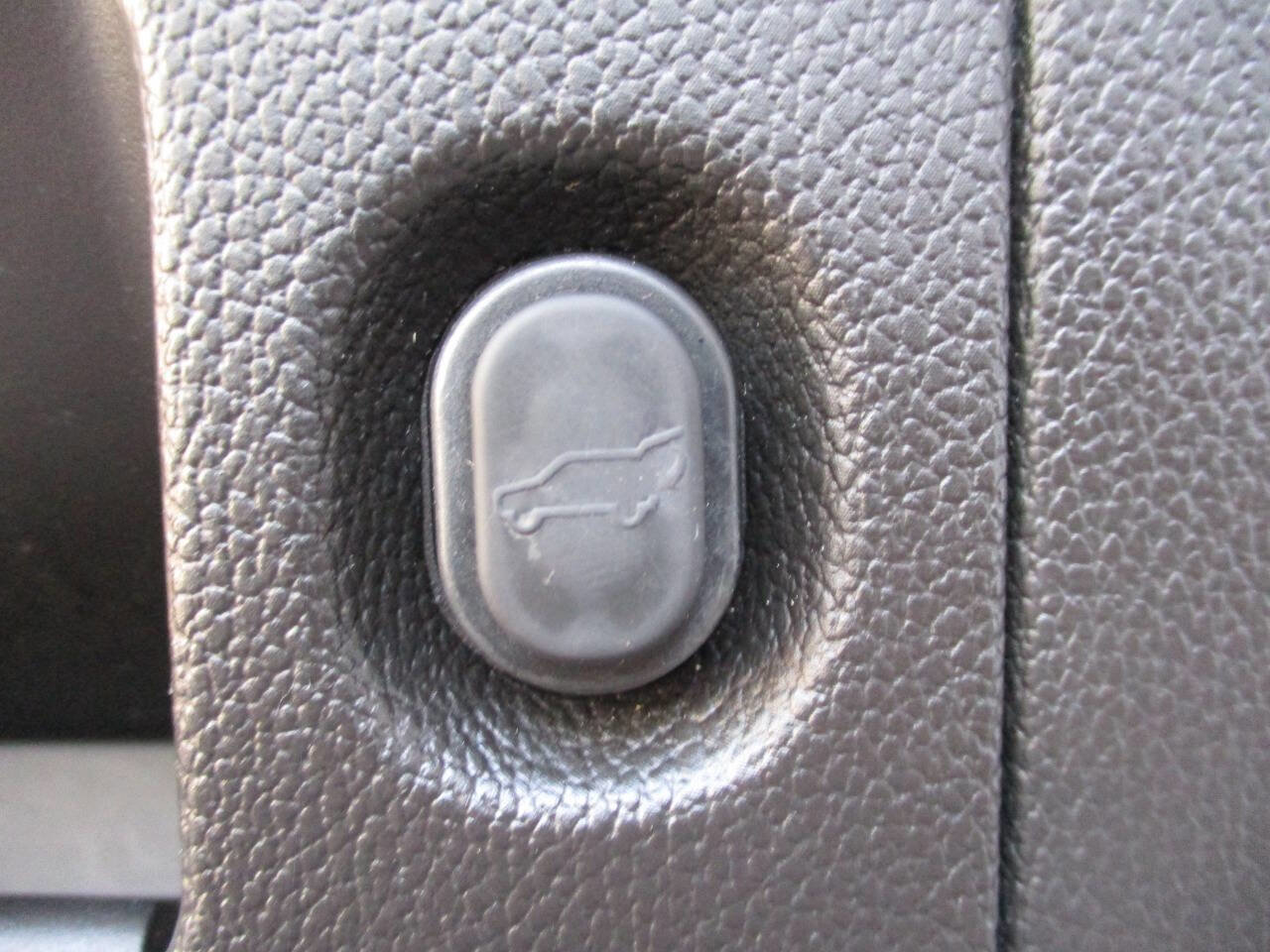 Used 2015 Chevrolet Suburban LT image 23