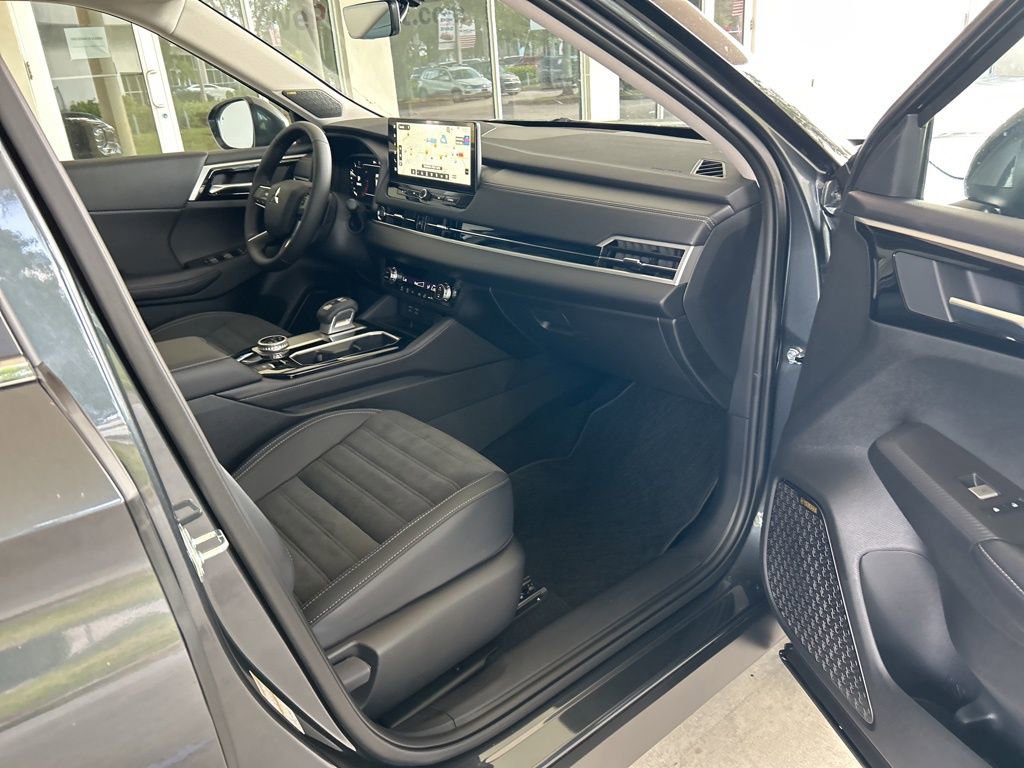 New 2025 Mitsubishi Outlander SE image 23