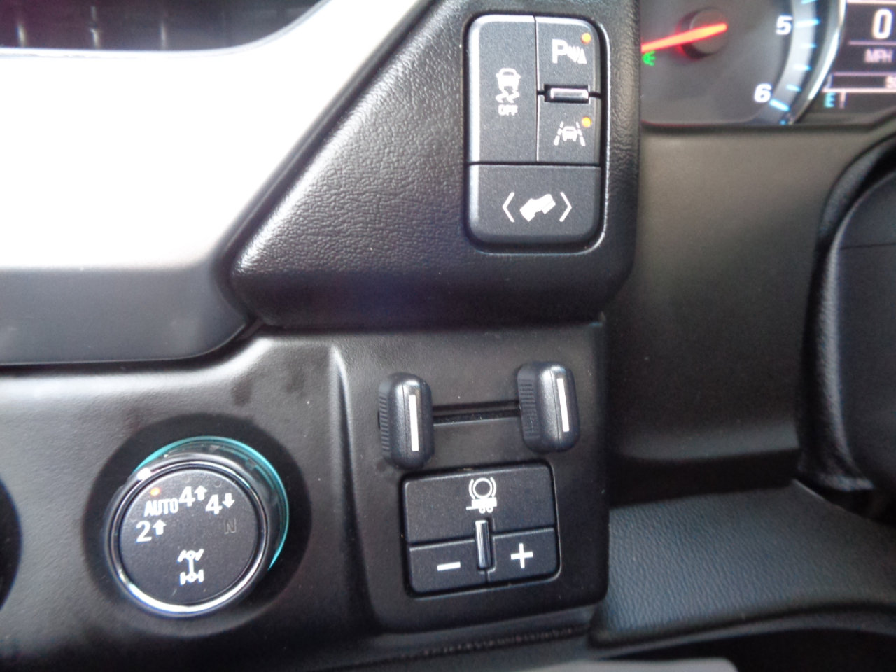 Used 2019 Chevrolet Suburban LT w/ Luxury Package image 38