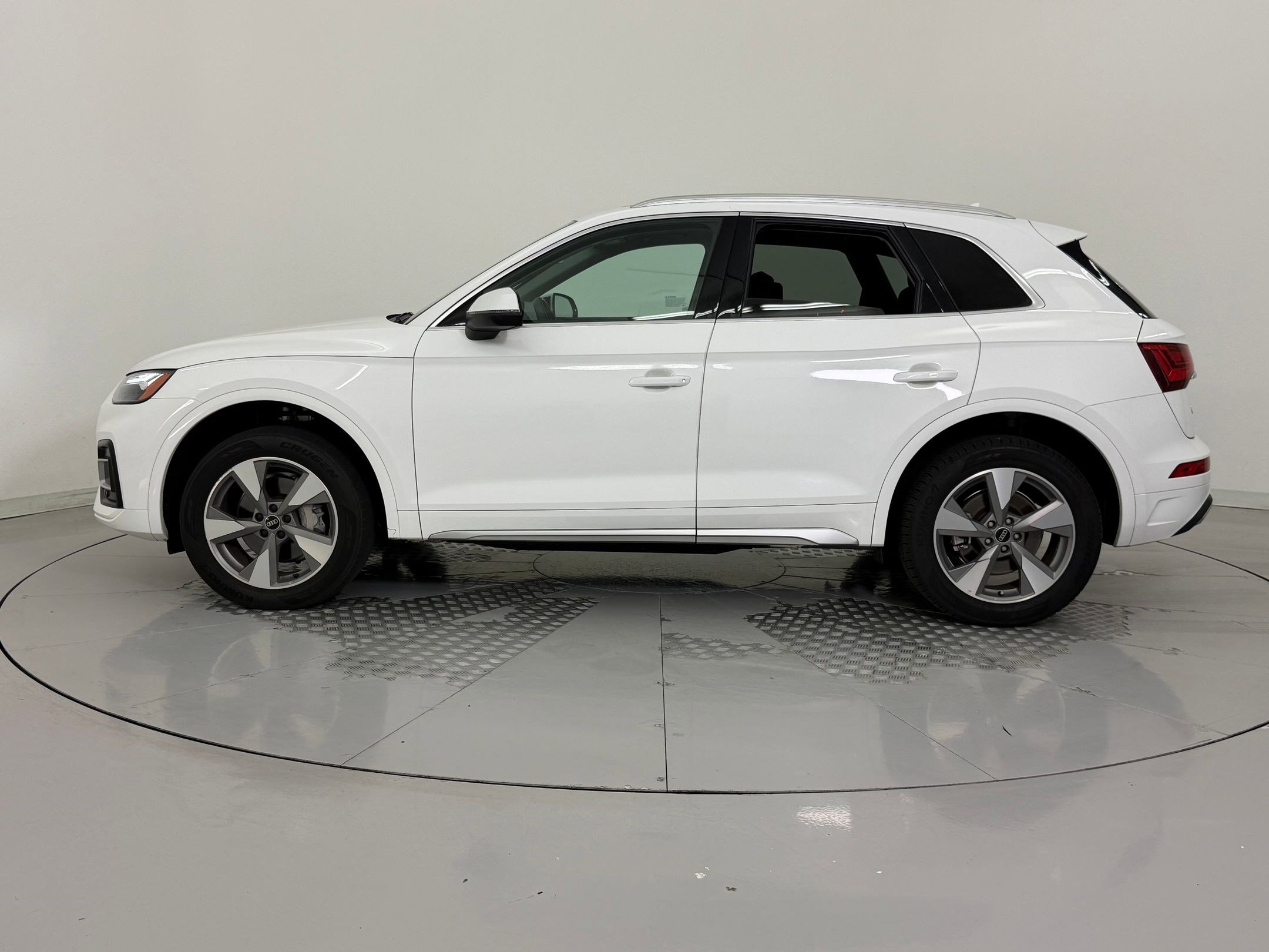 Used 2023 Audi Q5 2.0T Premium w/ Convenience Package image 2