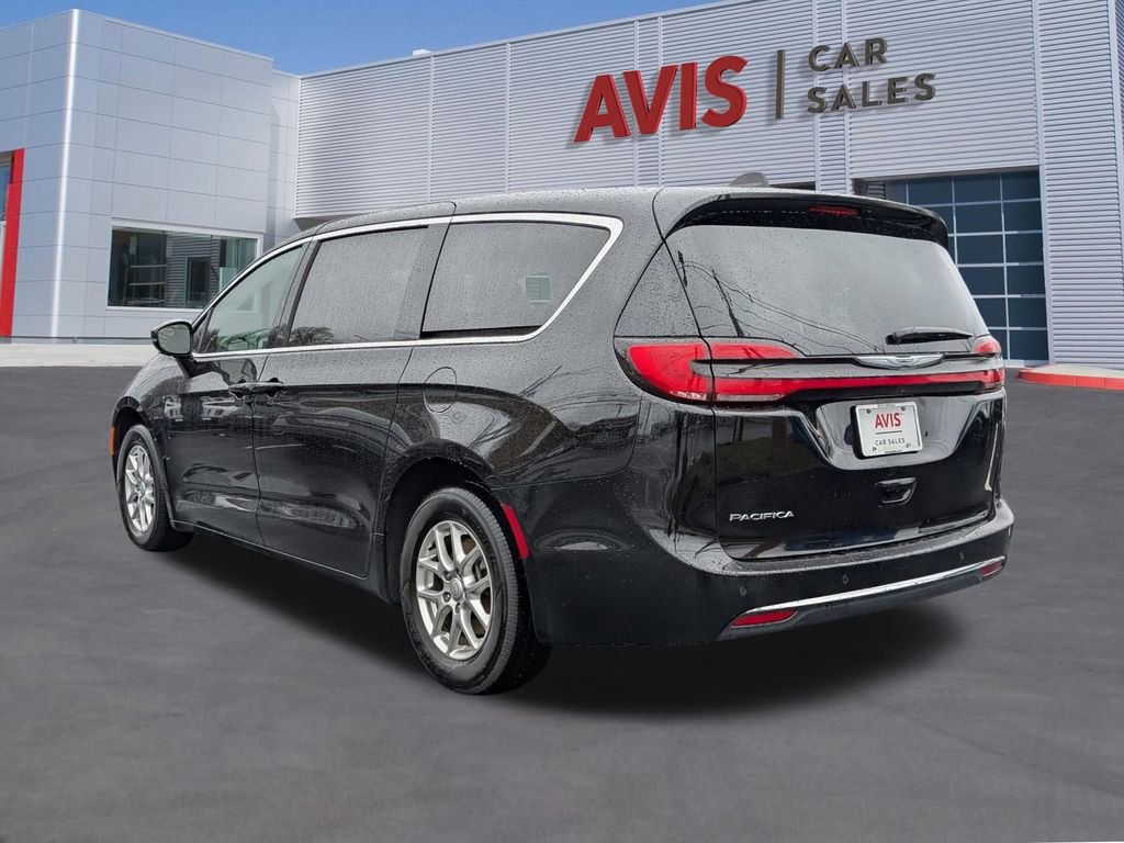 Used 2025 Chrysler Pacifica Select image 9