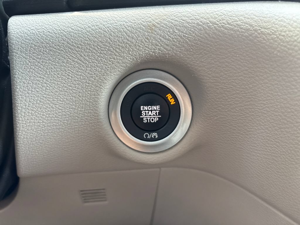 Used 2023 Chrysler Pacifica Touring-L FWD image 16