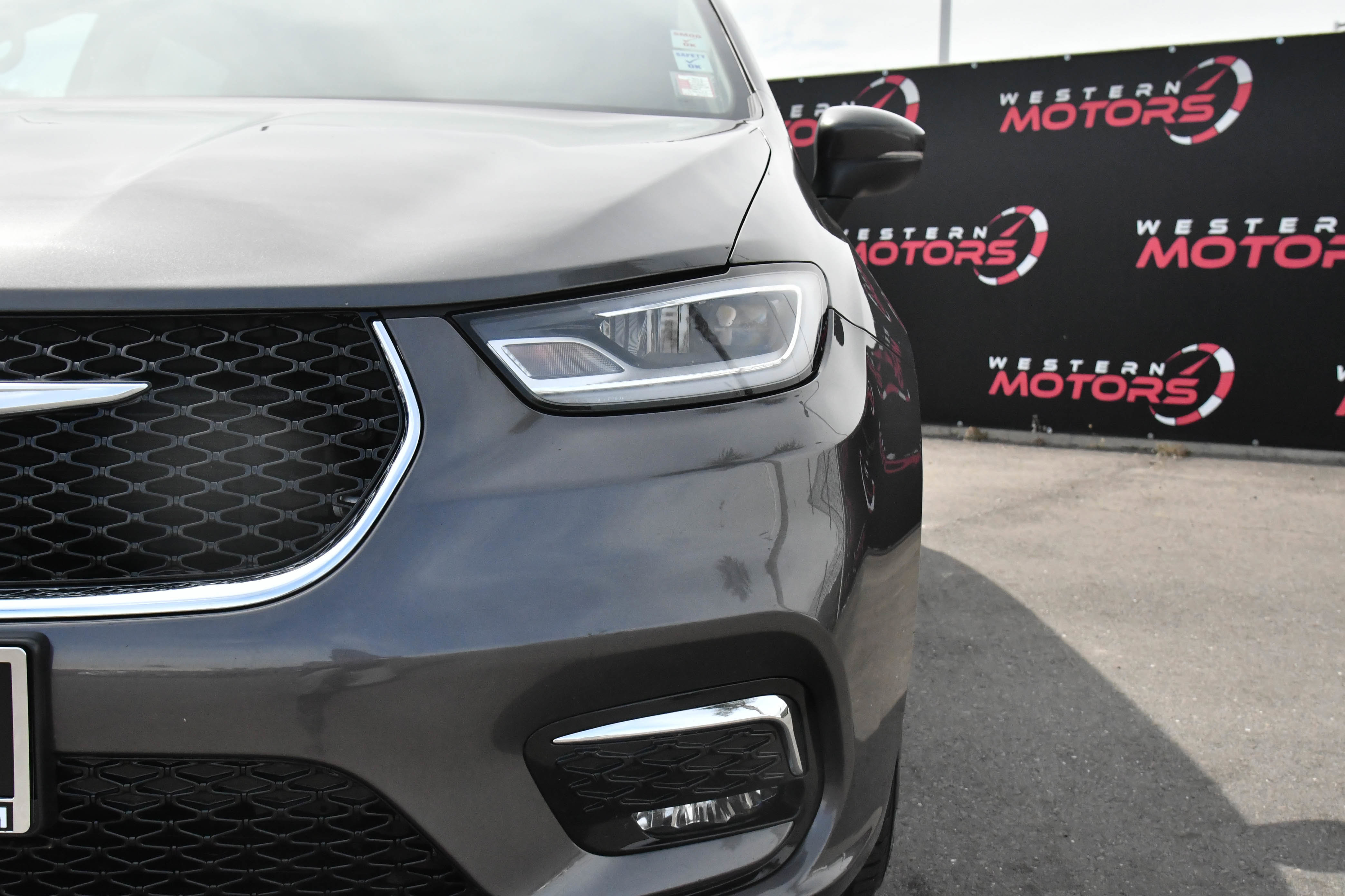 Used 2023 Chrysler Pacifica Touring-L image 11