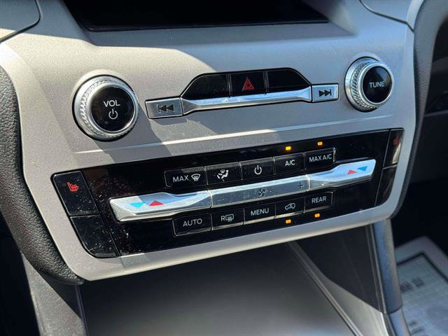 Used 2022 Ford Explorer XLT image 36