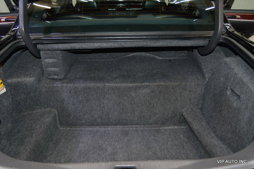 Used 2005 Lincoln Town Car Signature Limited image 34