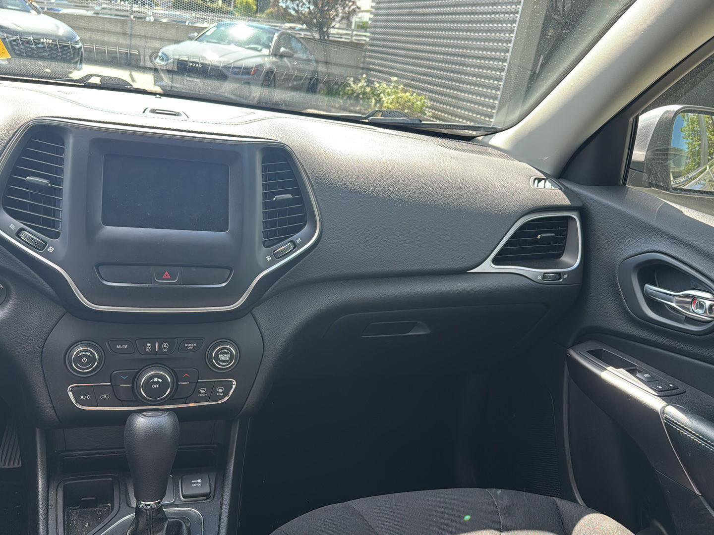 Used 2019 Jeep Cherokee Latitude w/ Popular Appearance Group image 10