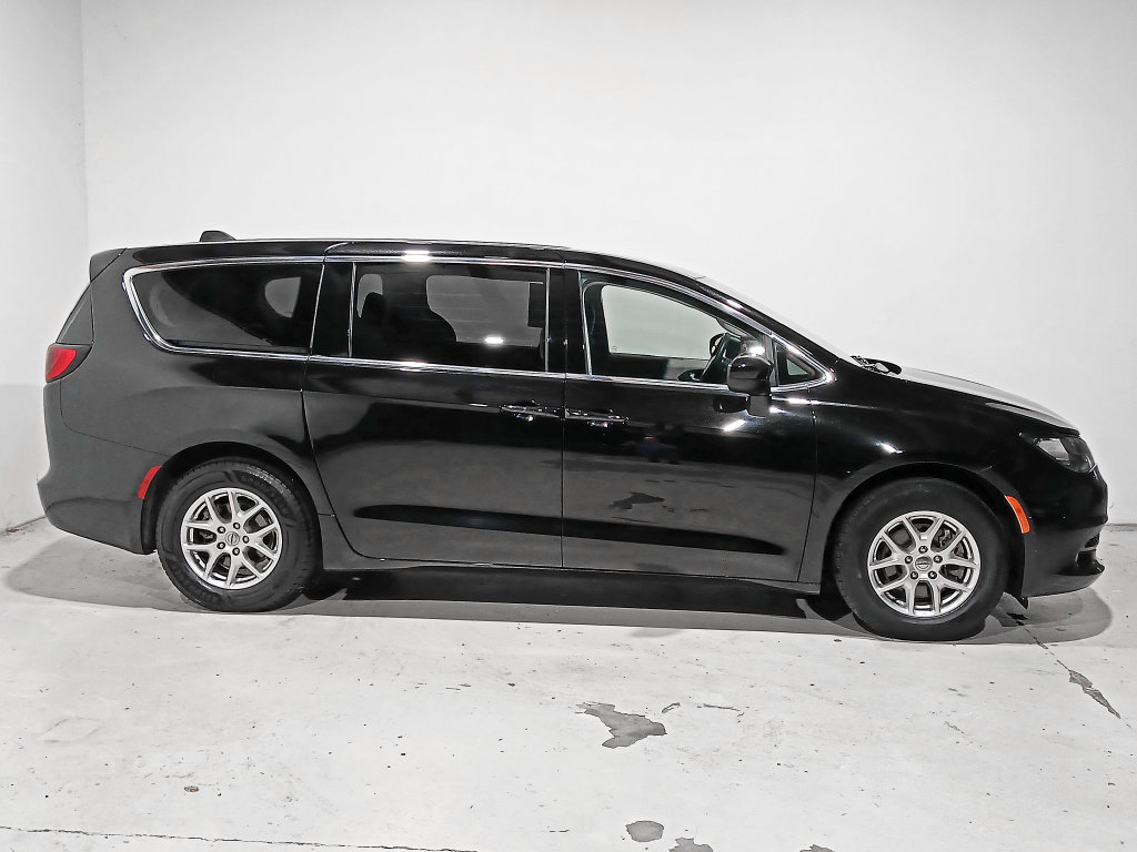 Used 2024 Chrysler Voyager LX FWD image 7
