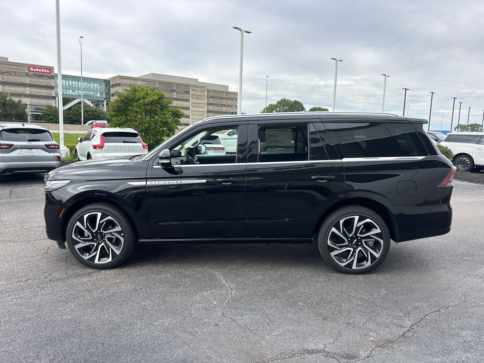 New 2026 Lincoln Navigator Reserve AWD/4WD image 4