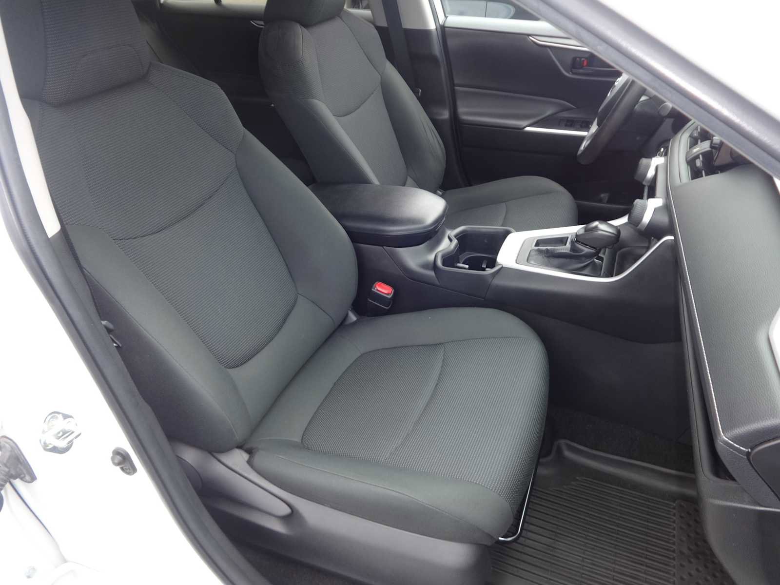 Used 2022 Toyota RAV4 LE image 10