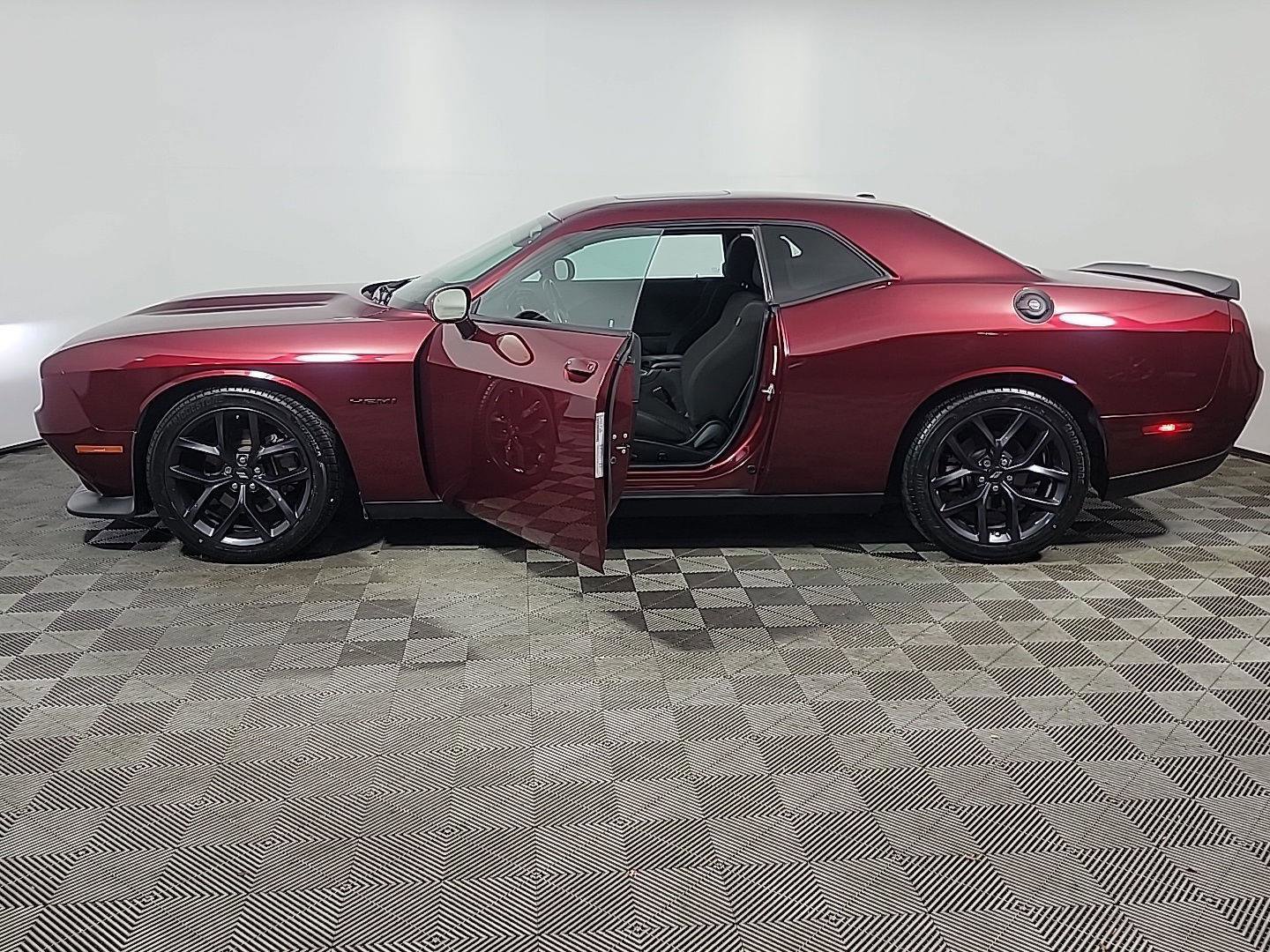 Used 2022 Dodge Challenger R/T w/ Driver Convenience Group RWD image 16