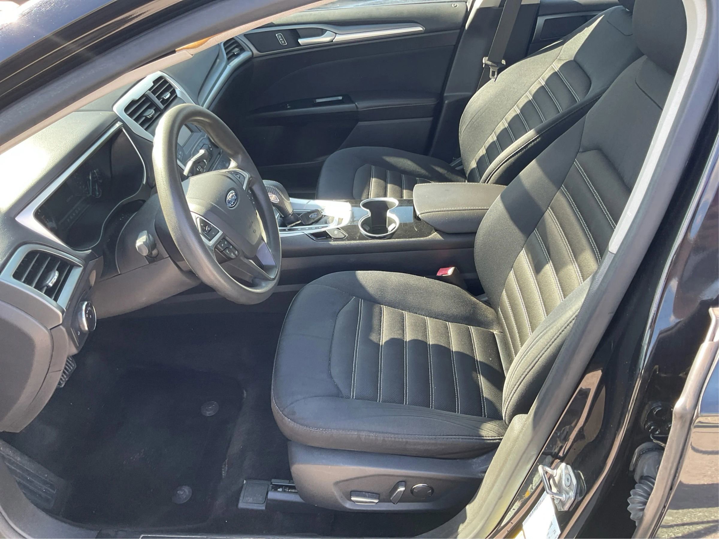 Used 2015 Ford Fusion SE image 9