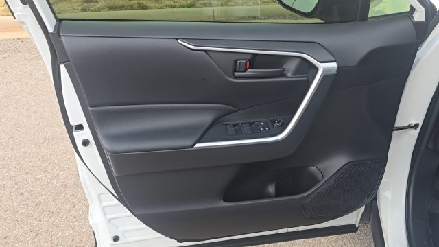 Used 2021 Toyota RAV4 LE AWD/4WD image 18