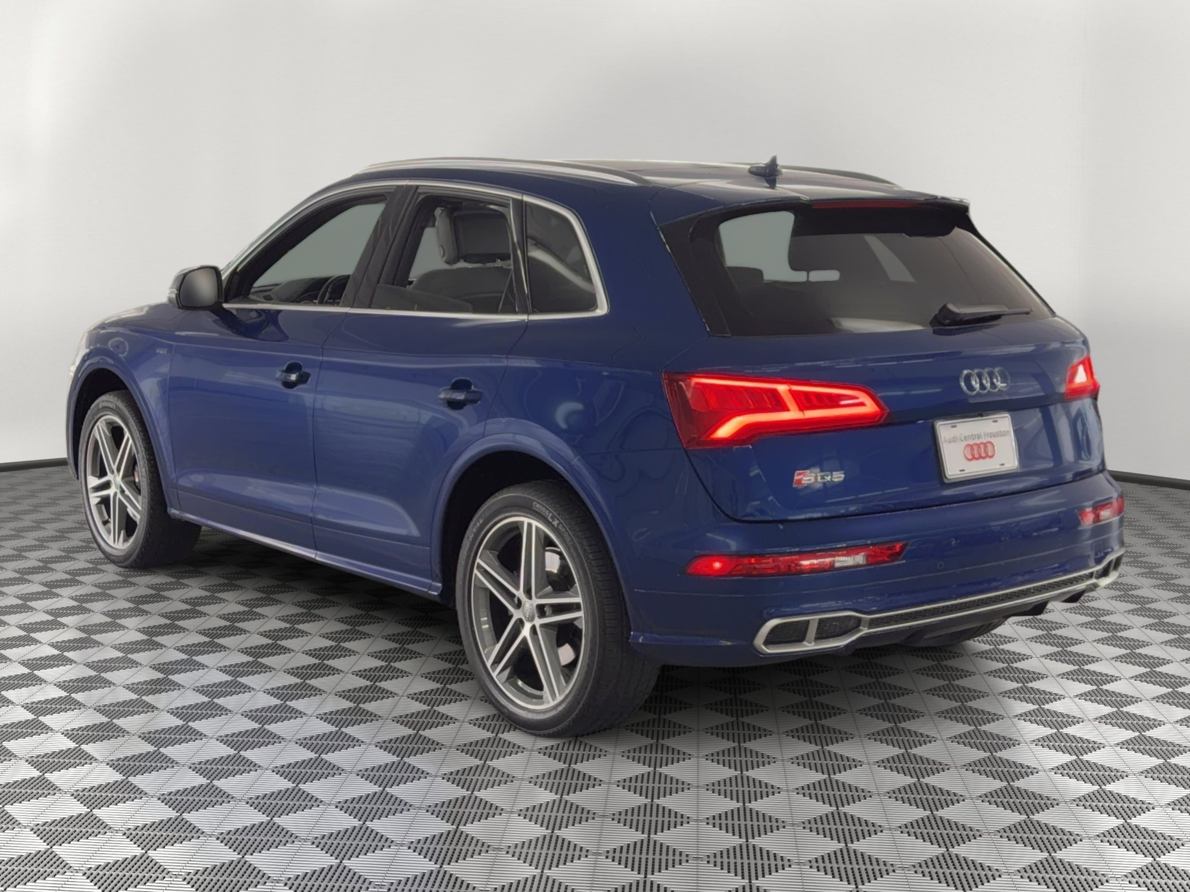 Used 2018 Audi SQ5 Premium Plus w/ Navigation Package AWD/4WD image 3