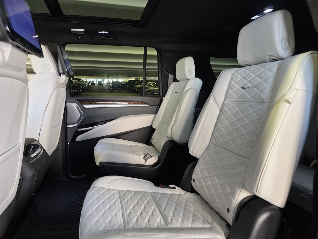 Used 2026 Cadillac Escalade ESV Platinum Sport w/ LPO, ONYX Package AWD/4WD image 13