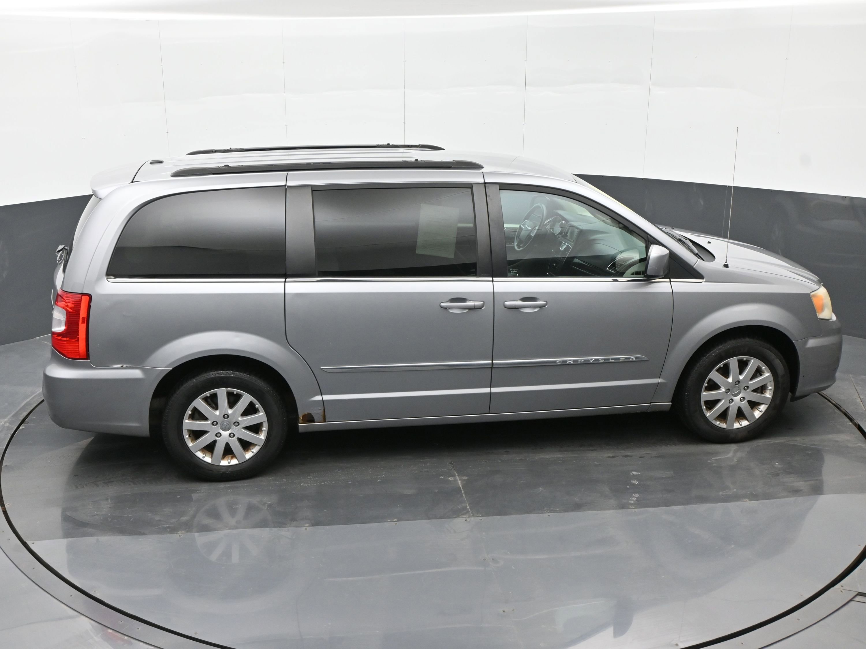 Used 2013 Chrysler Town & Country Touring image 37