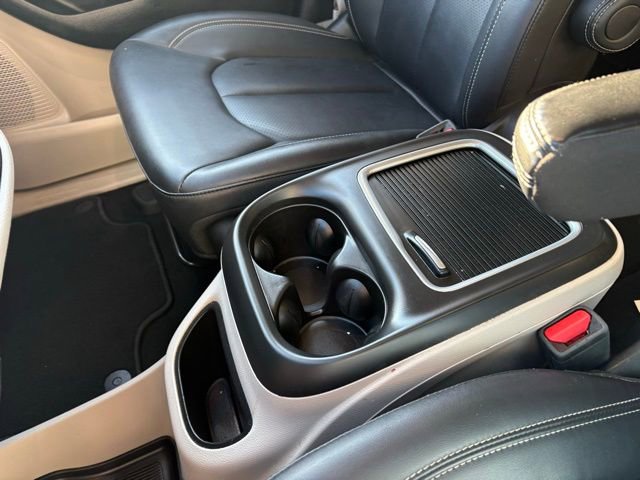 Used 2024 Chrysler Pacifica Touring-L image 21