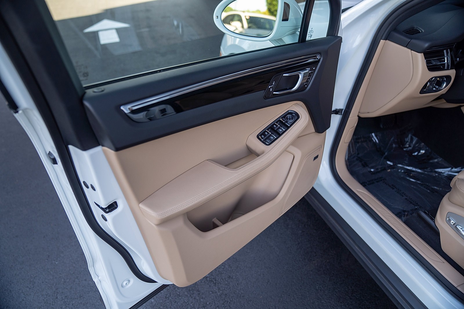 Used 2026 Porsche Macan AWD/4WD image 16