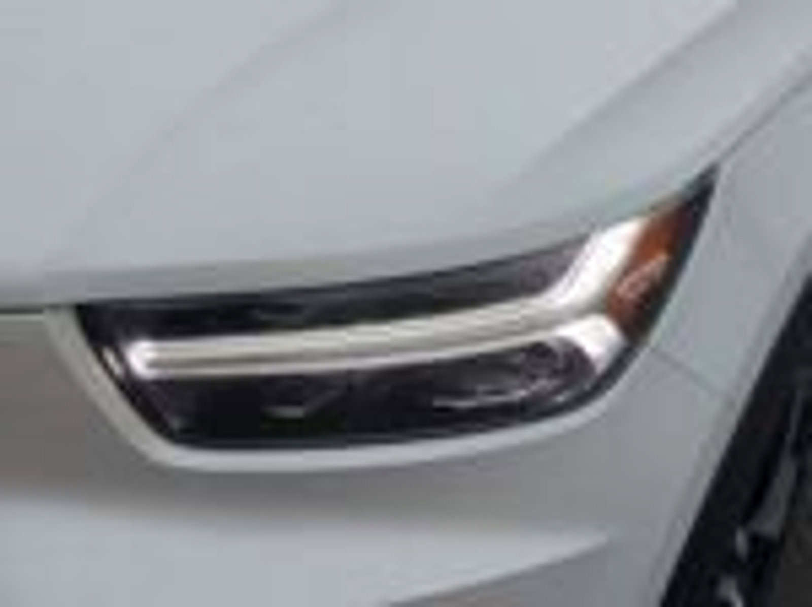 Used 2021 Volvo XC40 T5 R-Design image 4