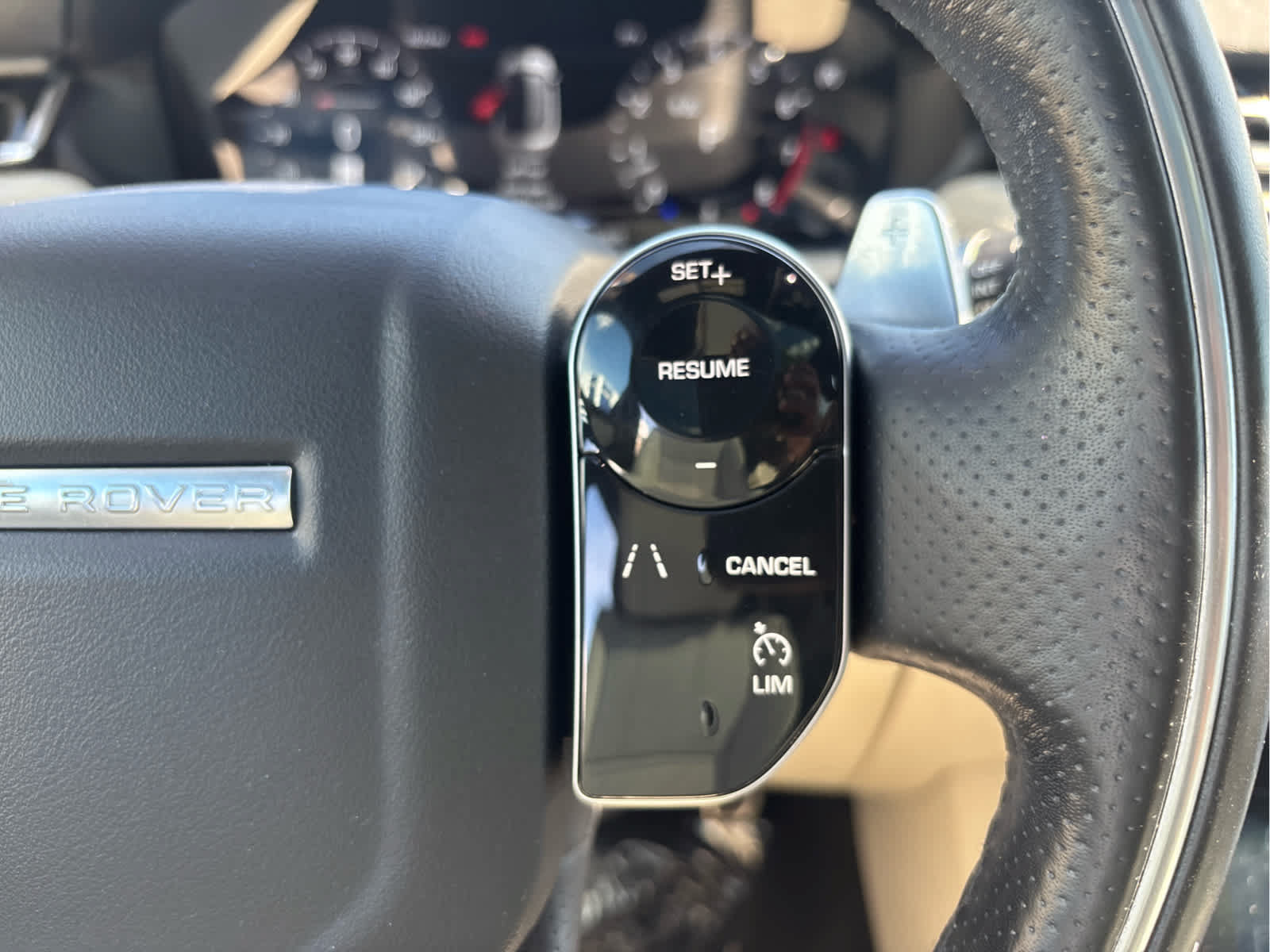 Used 2018 Land Rover Range Rover Velar R-Dynamic SE AWD/4WD image 25