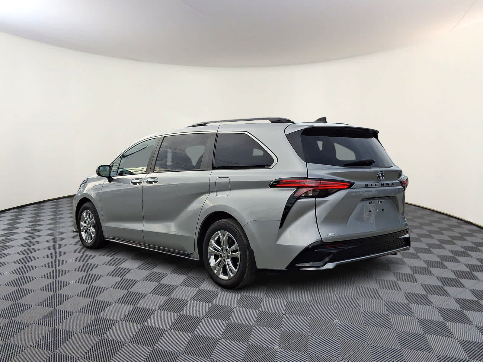 Used 2023 Toyota Sienna XSE w/ XSE Plus Package AWD/4WD image 7