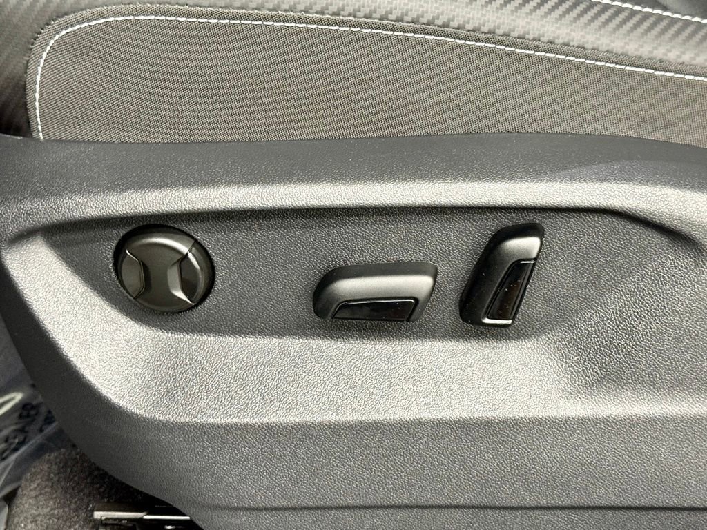 Used 2025 Volkswagen Atlas Cross Sport SE image 21