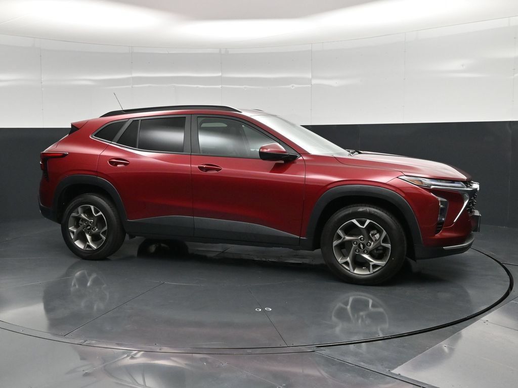 Used 2025 Chevrolet Trax LT w/ LT Convenience Package FWD image 4
