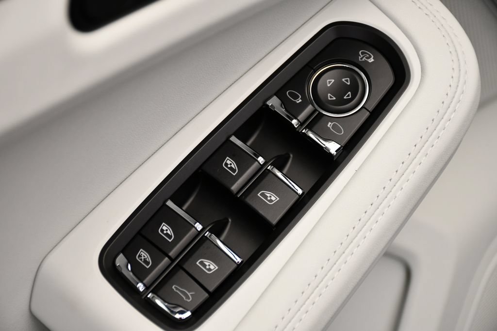 Certified 2026 Porsche Macan Turbo AWD/4WD image 38