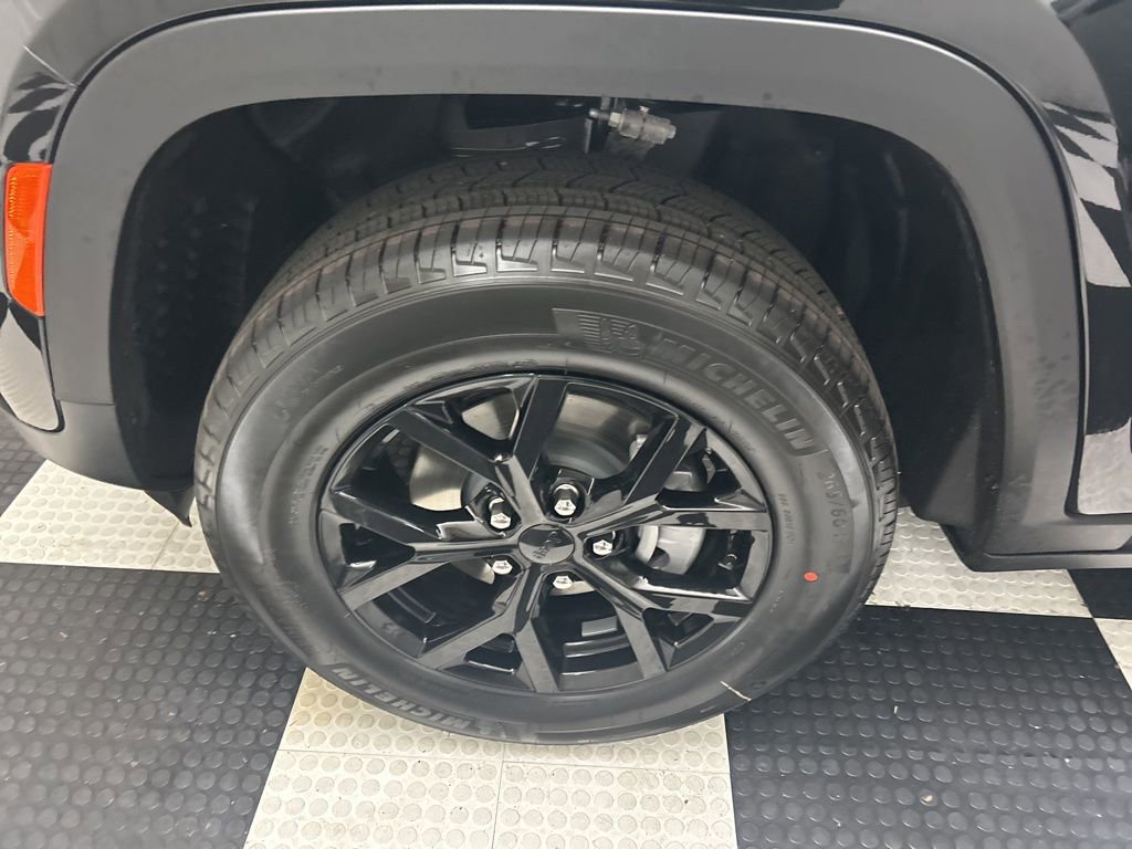 New 2025 Jeep Grand Cherokee Altitude image 12