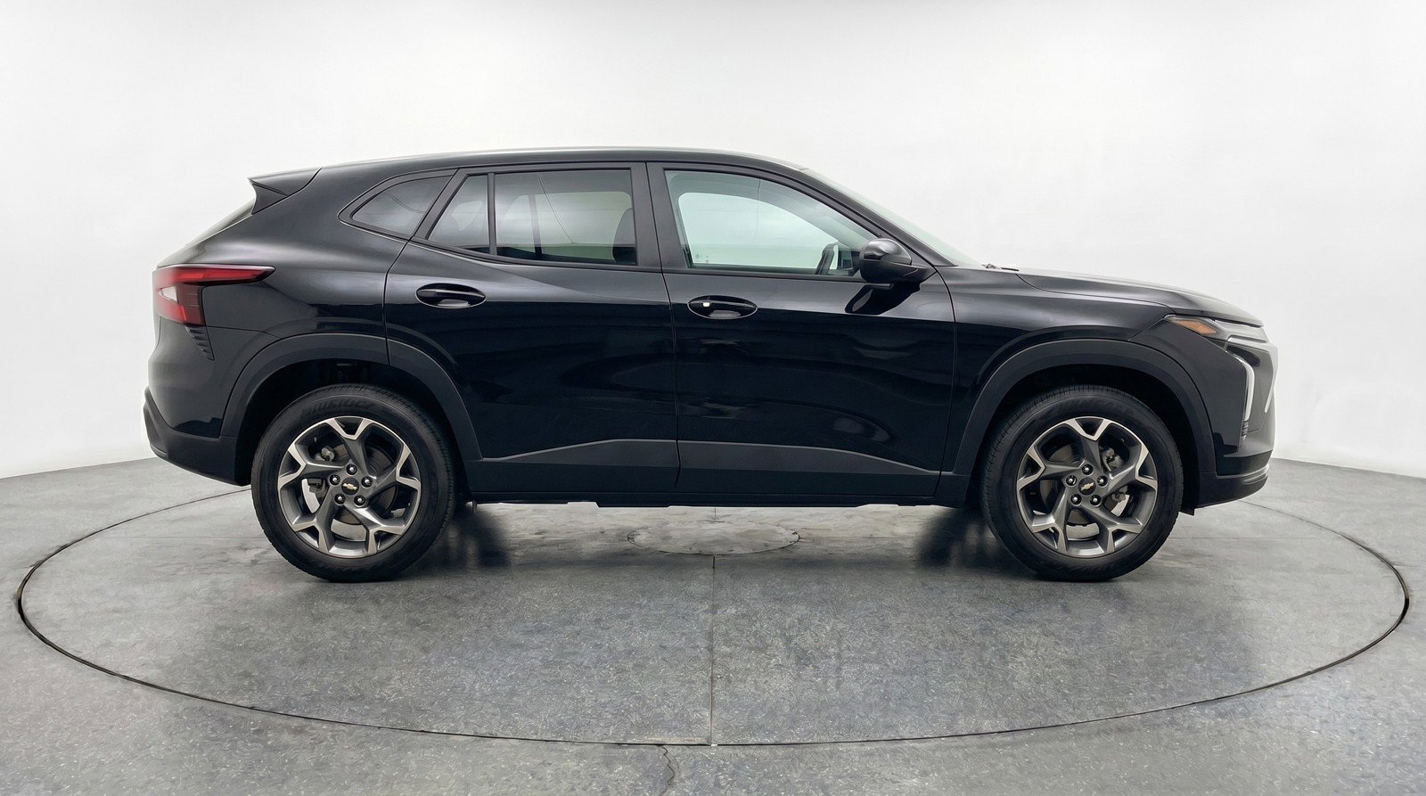 Used 2025 Chevrolet Trax LT FWD image 11