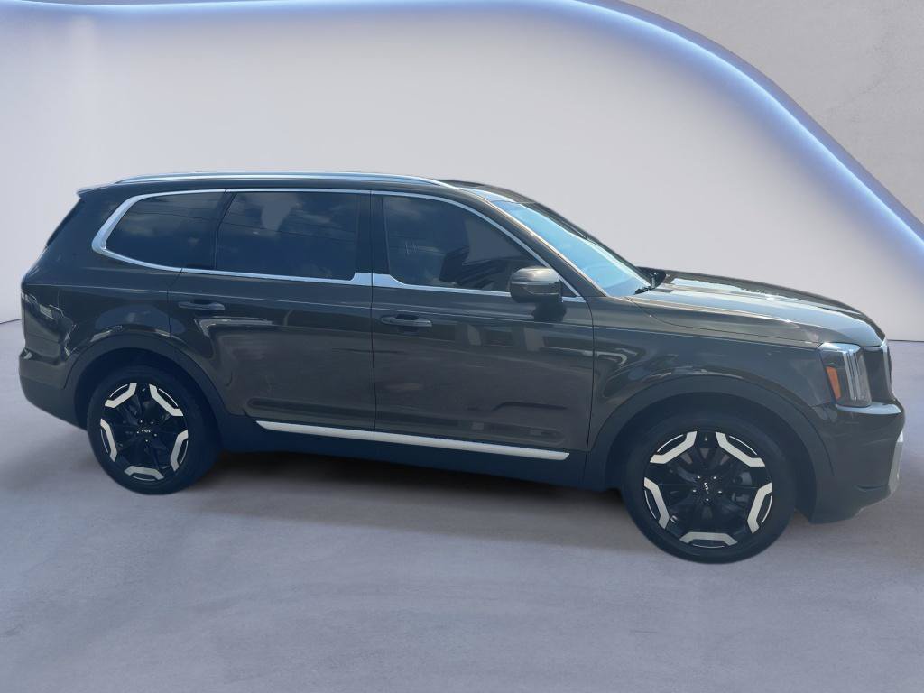 Used 2024 Kia Telluride EX w/ EX Captain's Chair Package FWD image 4