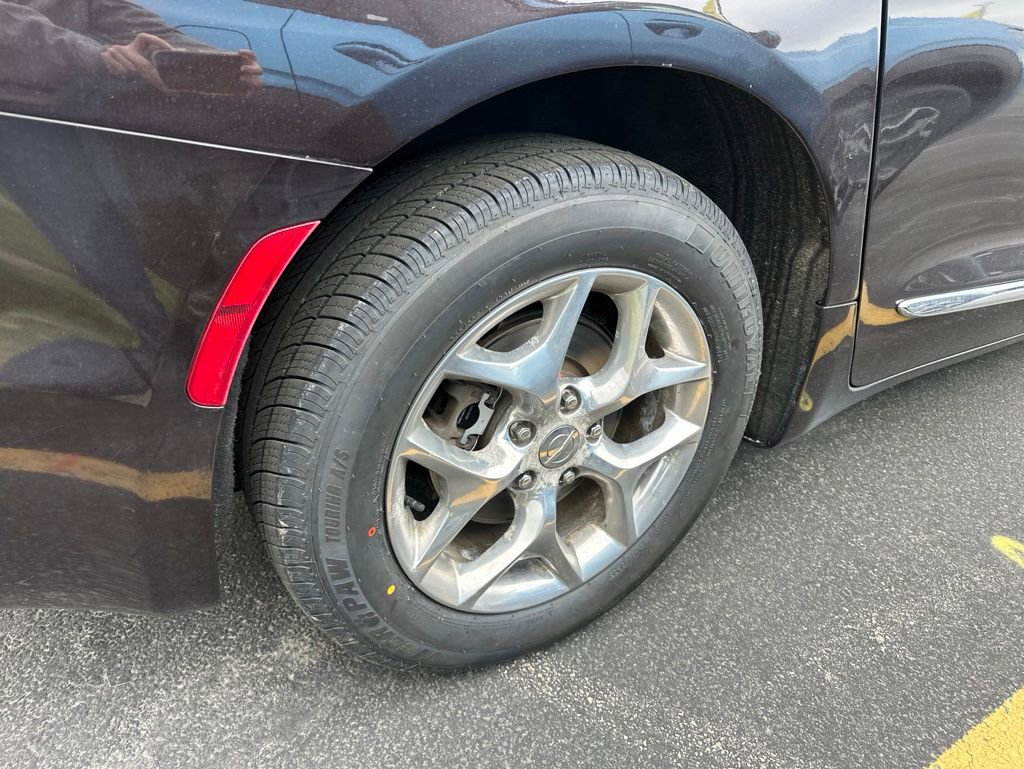 Used 2017 Chrysler Pacifica Limited w/ UConnect Theater Package FWD image 7
