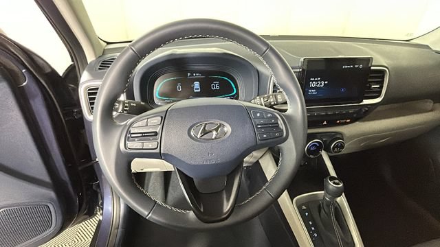 Used 2025 Hyundai Venue Limited FWD image 14