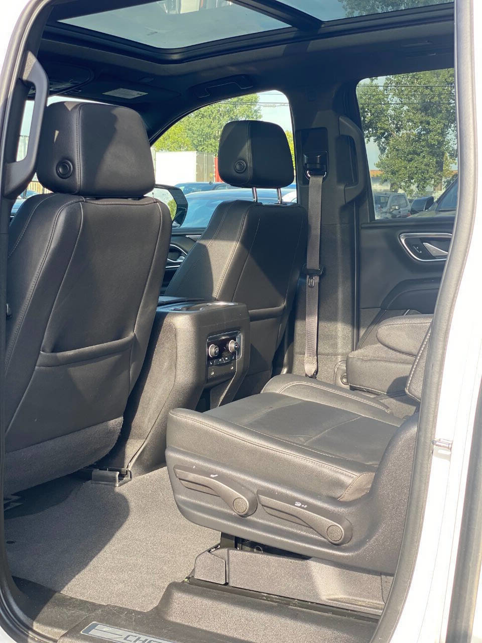 Used 2022 Chevrolet Suburban Z71 w/ Luxury Package image 8