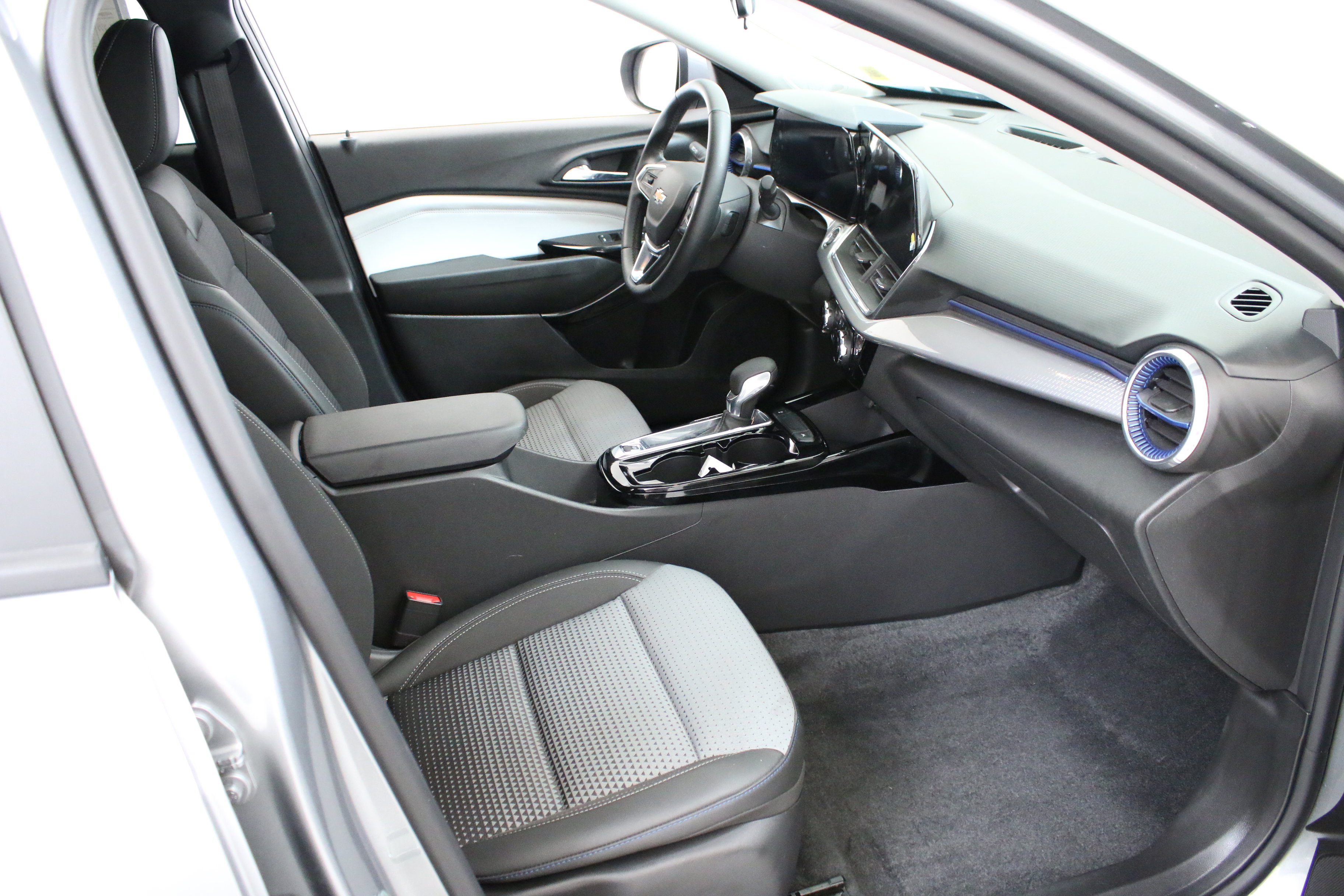 Used 2024 Chevrolet Trax LT w/ Driver Confidence Package FWD image 29
