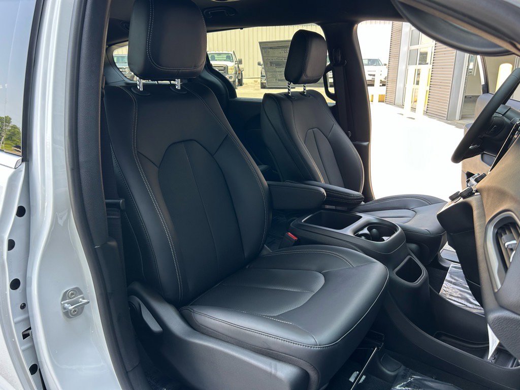 New 2025 Chrysler Voyager LX image 42