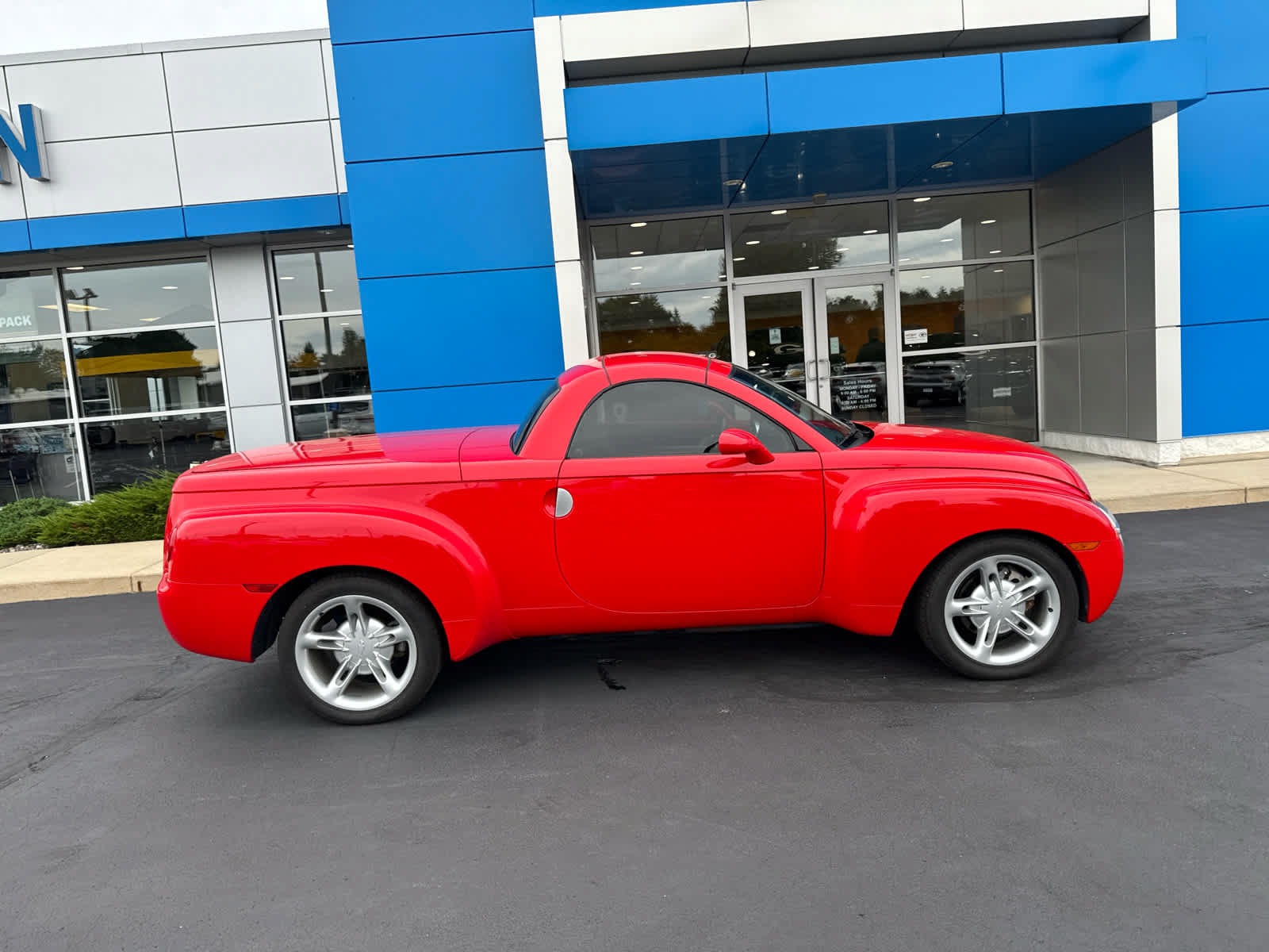 Used 2004 Chevrolet SSR w/ Preferred Equipment Group RWD image 3