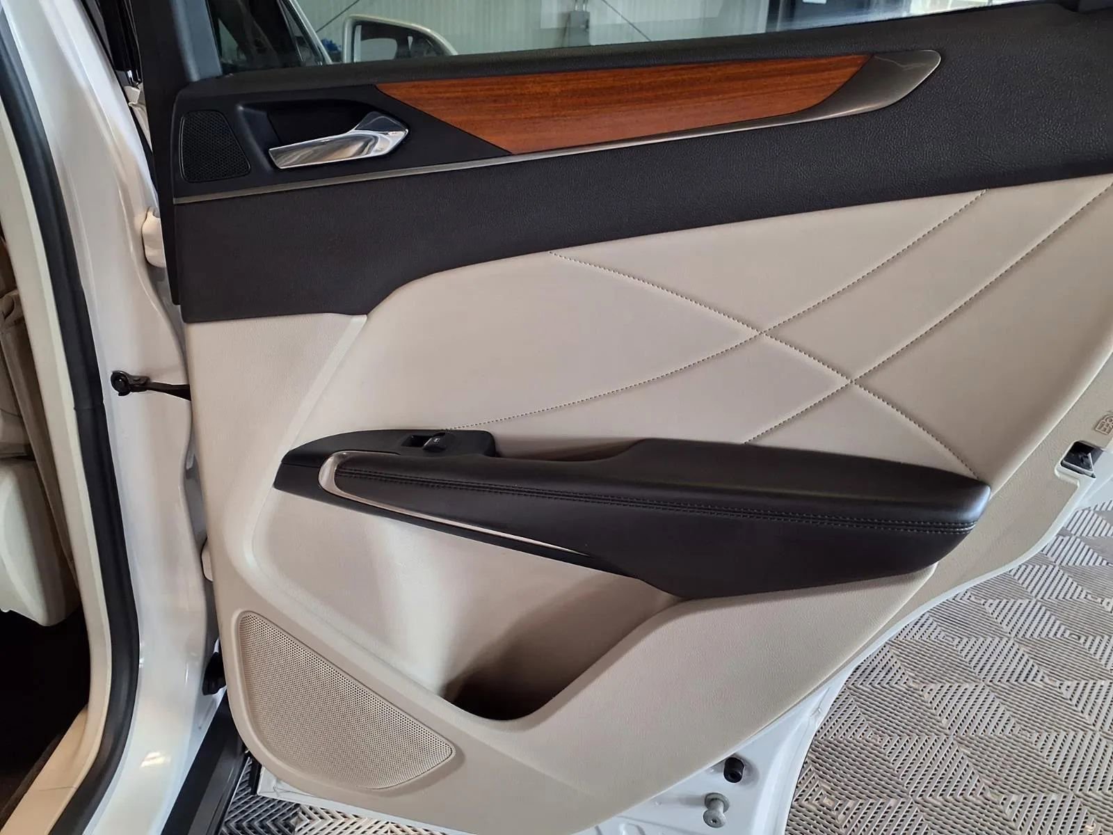 Used 2017 Lincoln MKC Select image 12