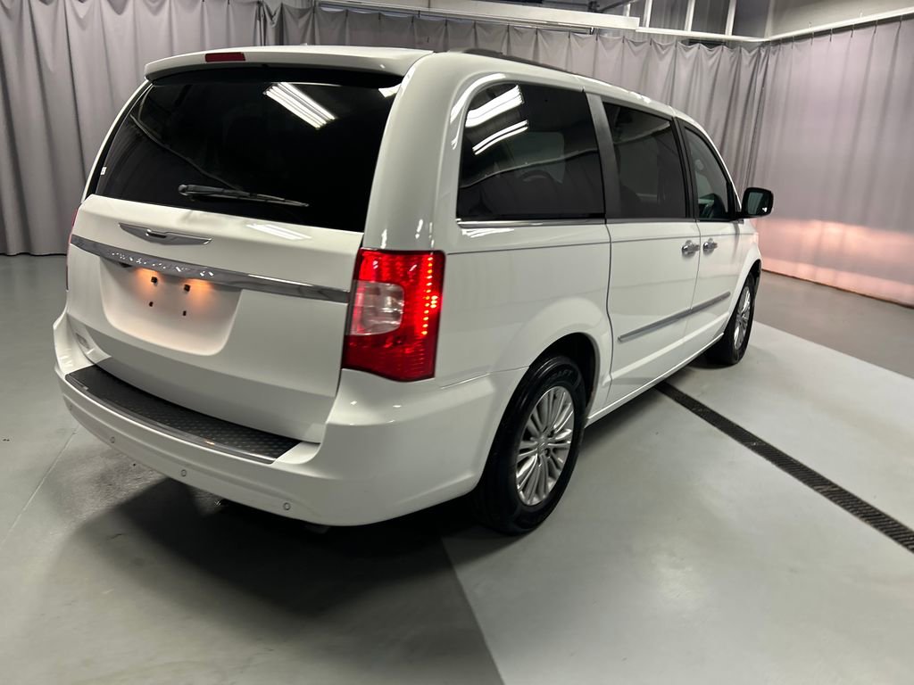 Used 2016 Chrysler Town & Country Touring-L FWD image 7