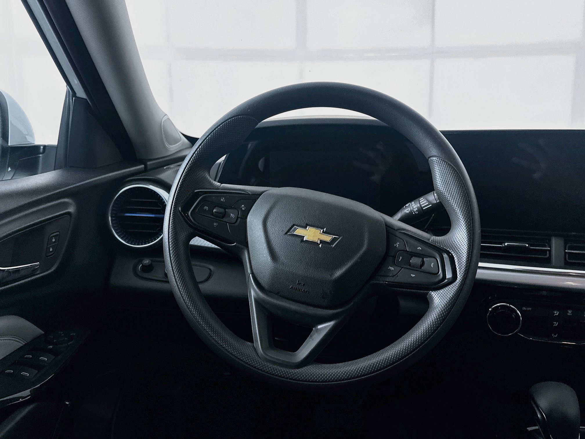 Used 2025 Chevrolet Trax LT FWD image 17