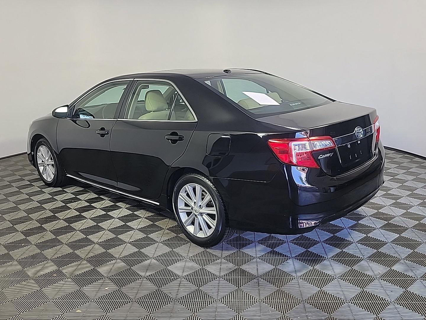 Used 2012 Toyota Camry XLE w/ Leather Pkg FWD image 9