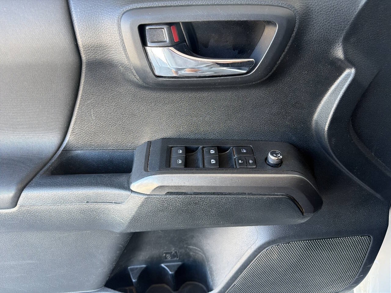Used 2016 Toyota Tacoma TRD Off-Road w/ Towing Package RWD image 28
