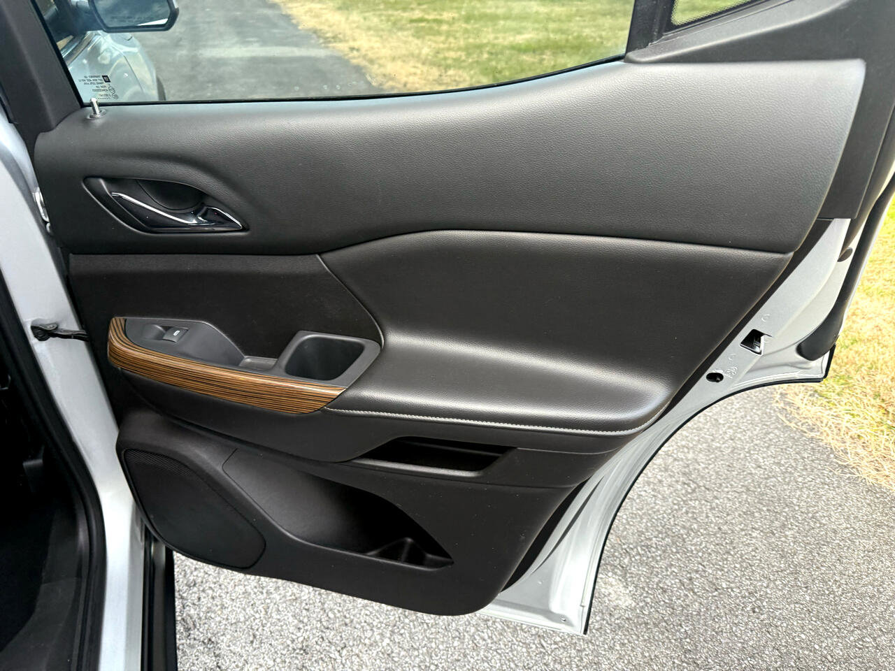 Used 2018 GMC Acadia SLE image 27