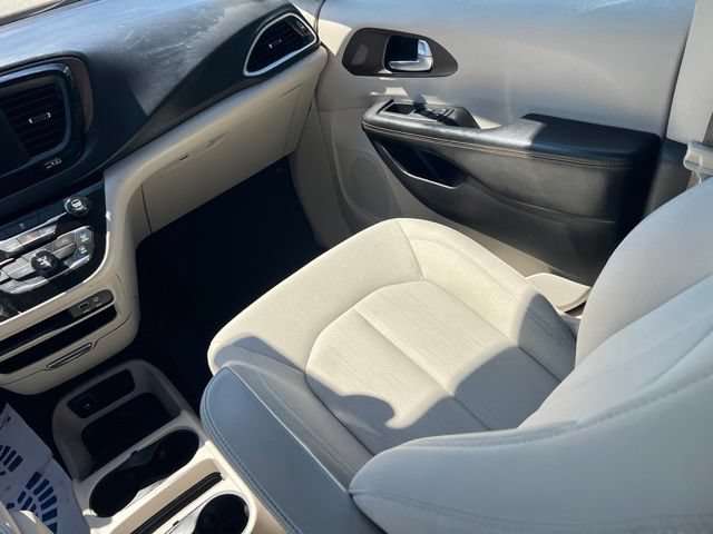 Used 2017 Chrysler Pacifica LX FWD image 12