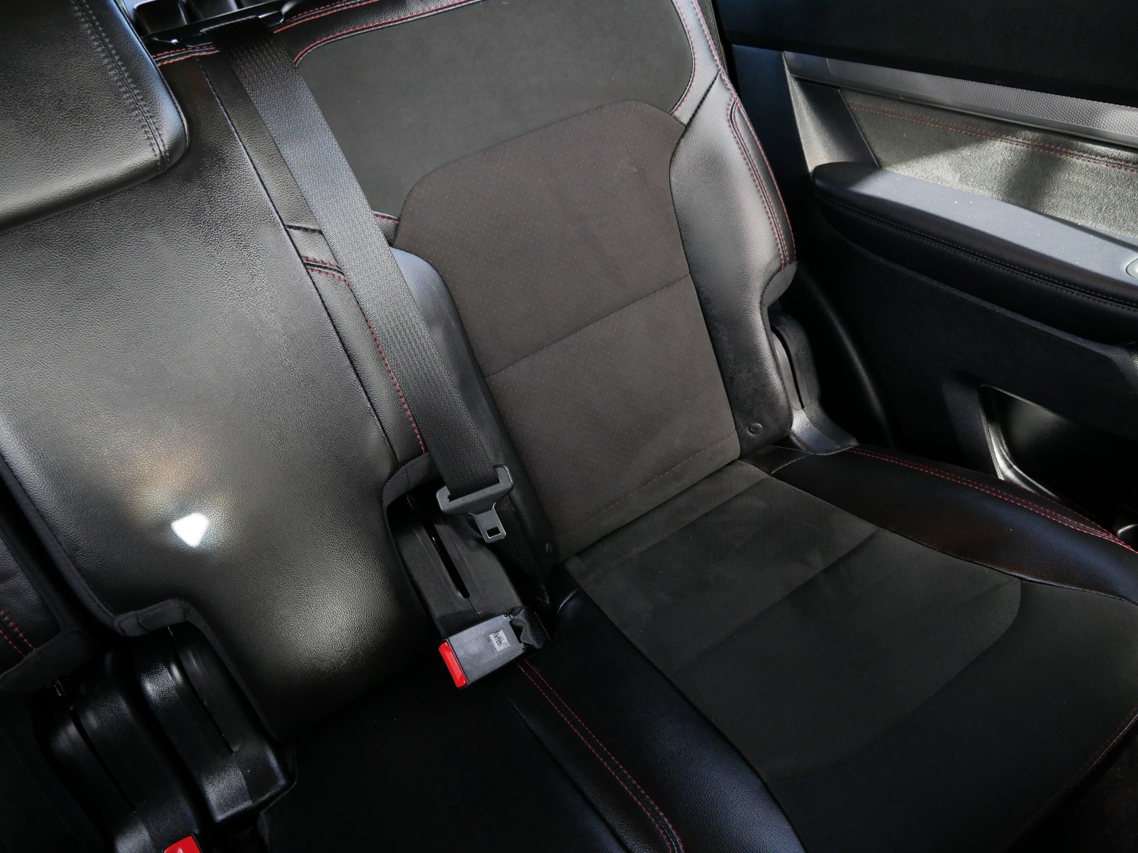 Used 2018 Ford Explorer XLT w/ Equipment Group 202A image 14