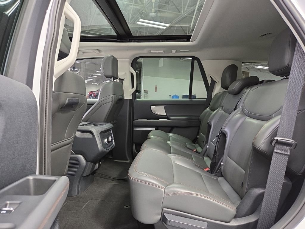 Used 2025 Ford Expedition Active AWD/4WD image 34