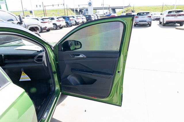 New 2026 Volkswagen Taos SE image 16