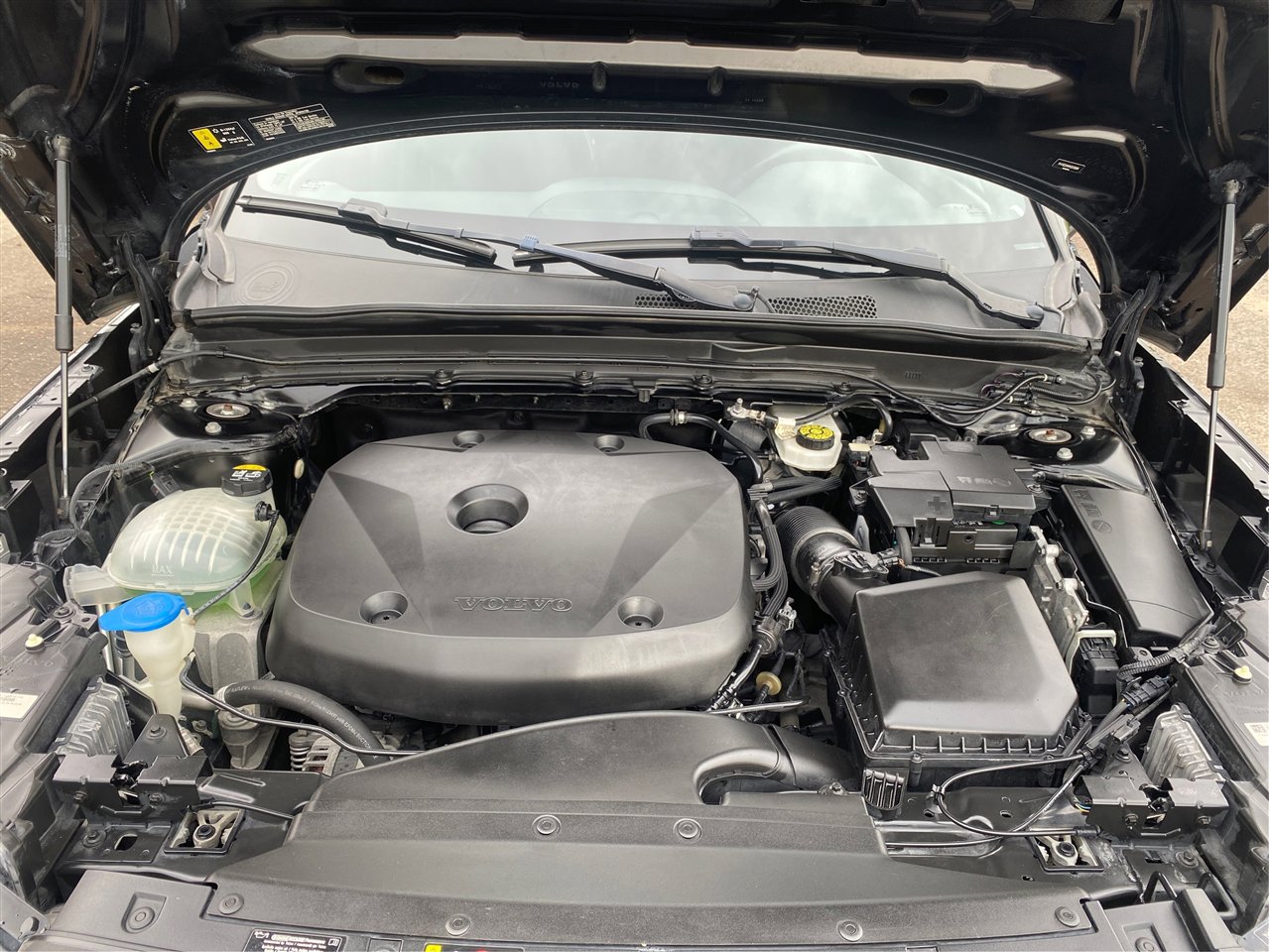Used 2021 Volvo XC40 T5 R-Design image 16